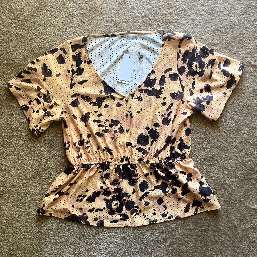 NWT. Kaily K. Size M (Medium) Cute Blouse Top. Yellow with Brown/Black Splatter